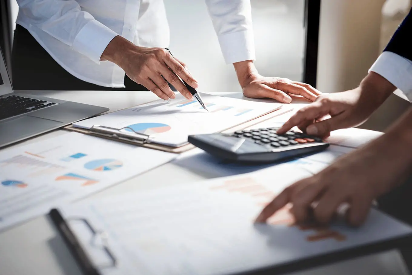 Mãos de dois empresários em uma mesa indicando diálogo sobre negócios