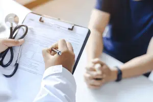 médico e paciente em consulta