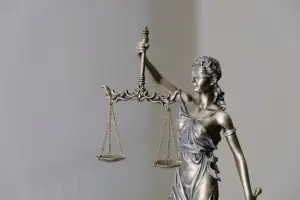 Estátua da justiça em tamanho pequeno.