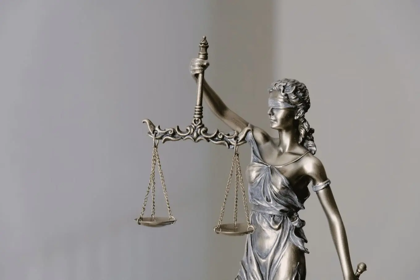 Estátua da justiça em tamanho pequeno.