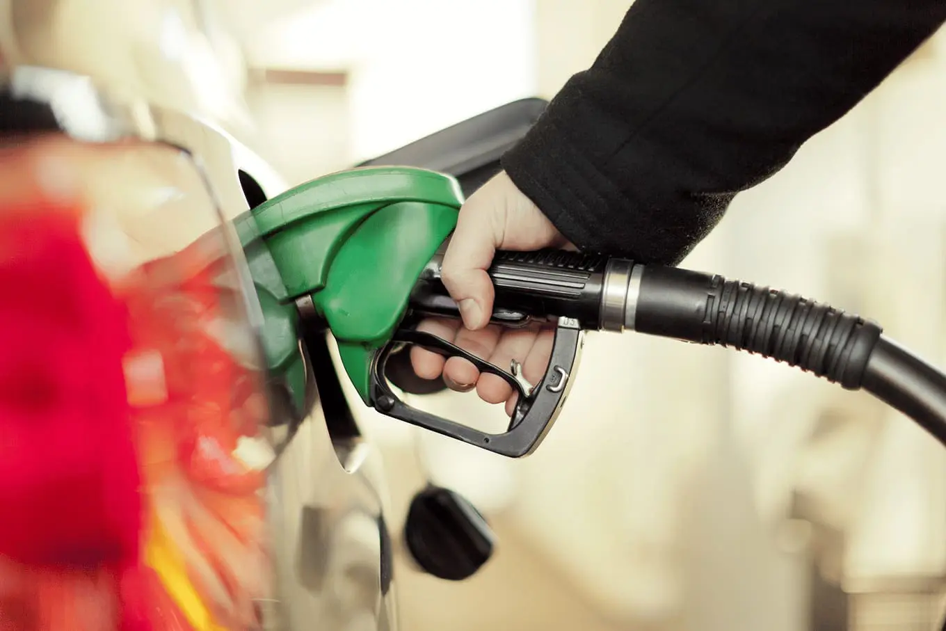 carro abastece em posto de combustivel