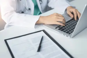 médico em consulta